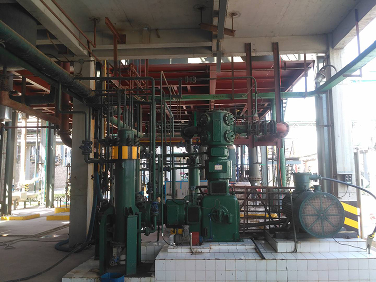 全國首臺(tái)套大排量往復(fù)式中高壓氯化氫壓縮機(jī)，用于液化氯化氫氣體。